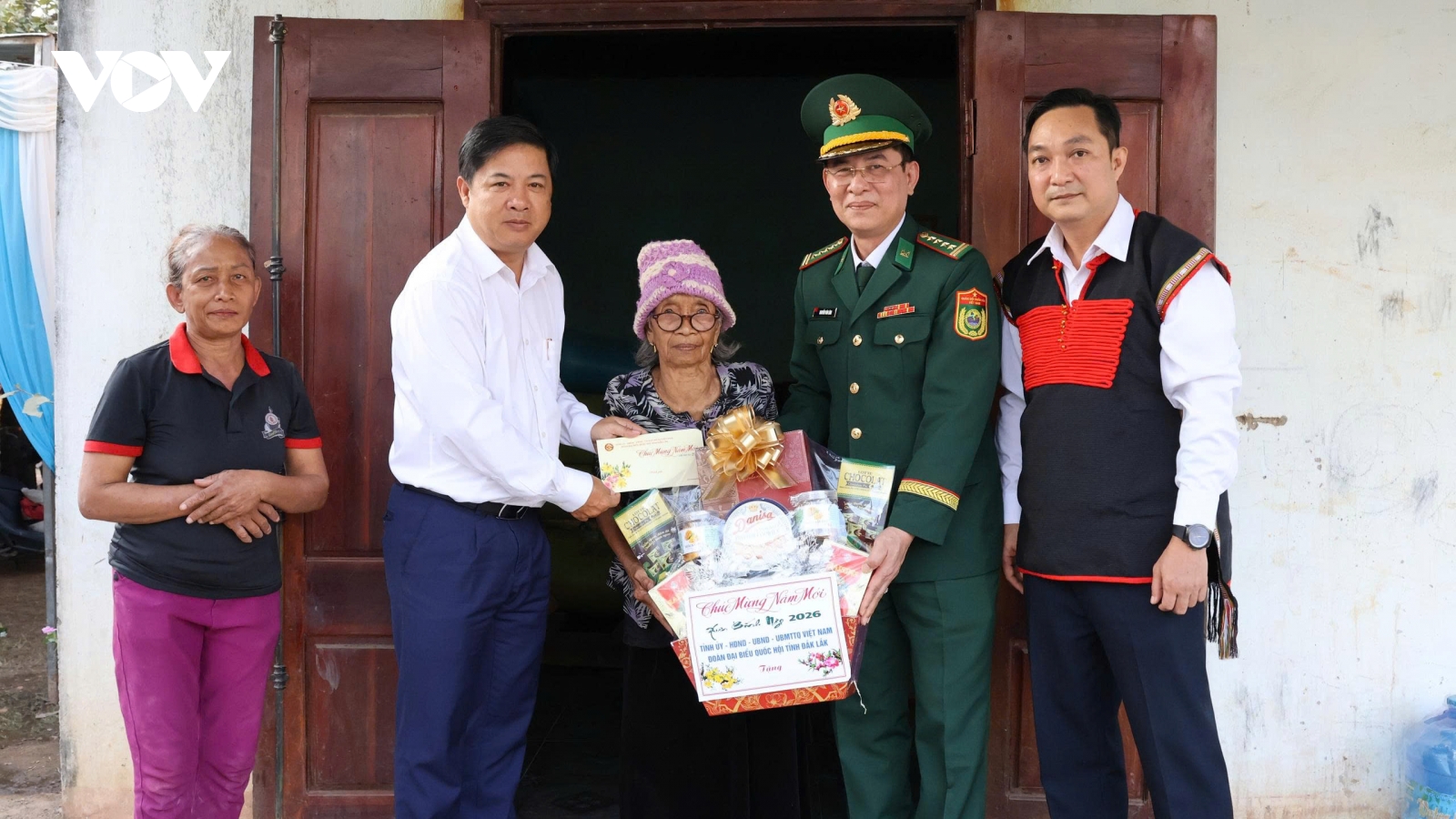 Lãnh đạo tỉnh Đắk Lắk thăm, chúc Tết hộ nghèo và gia đình chính sách